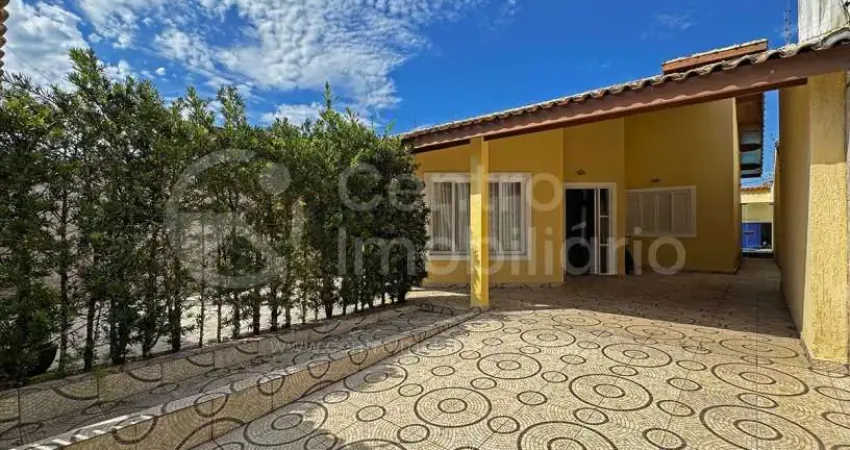 Casa à venda com piscina e 3 quartos em peruíbe, no bairro parque balneario oasis