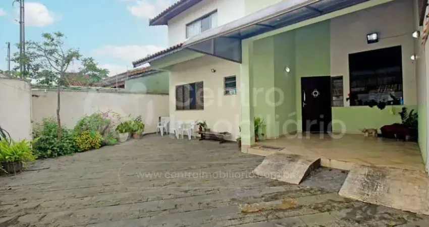 CASA à venda com piscina e 3 quartos em Peruíbe, no bairro Jardim Três Marias