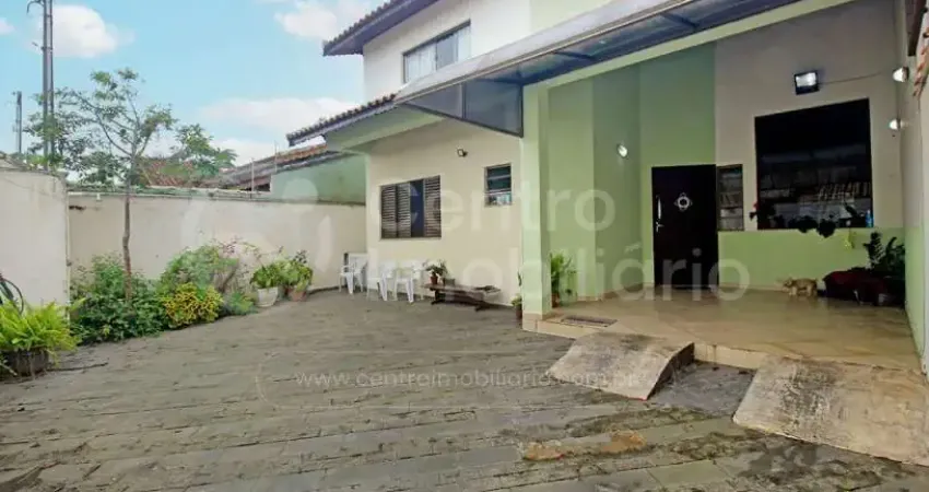 Casa à venda com piscina e 3 quartos em peruíbe, no bairro jardim três marias