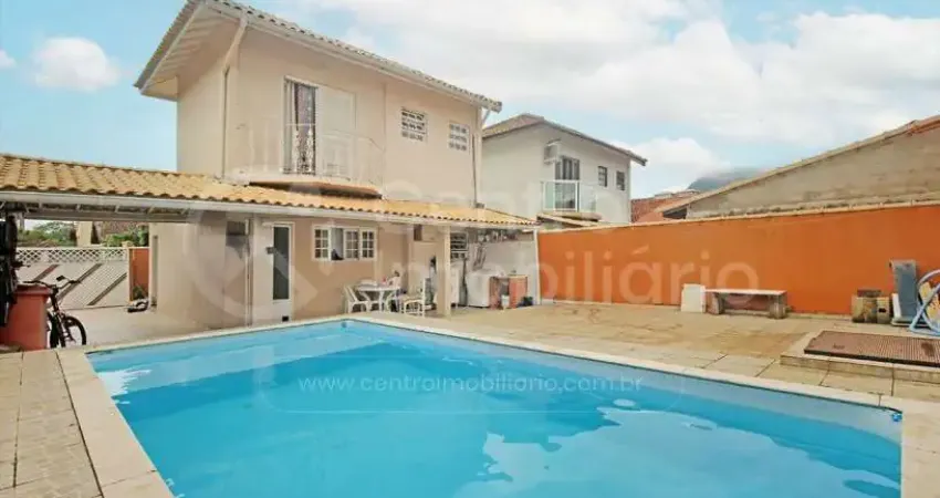 Casa à venda com piscina e 3 quartos em peruíbe, no bairro jardim peruibe