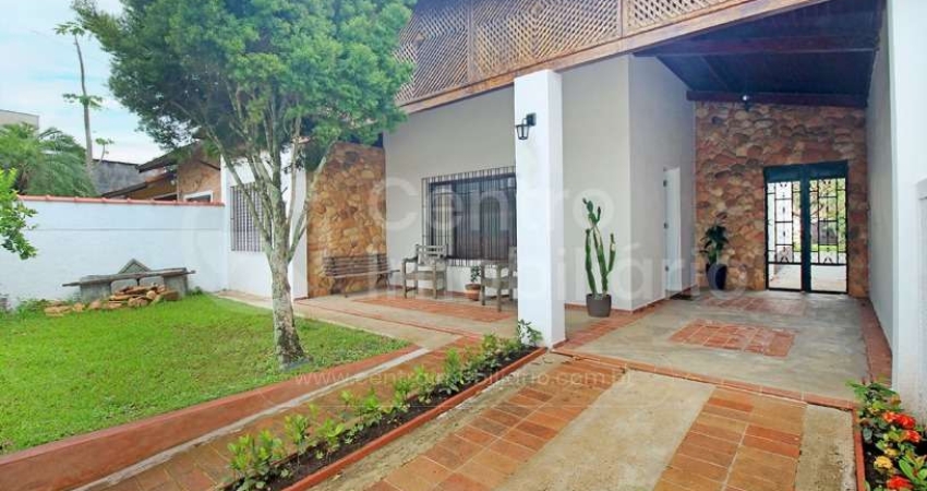 CASA à venda com piscina e 3 quartos em Peruíbe, no bairro Balneario Josedy