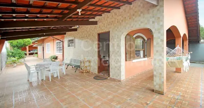 CASA à venda com 4 quartos em Peruíbe, no bairro Centro