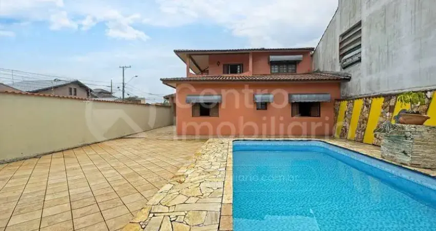 Casa à venda com piscina e 3 quartos em peruíbe, no bairro maria h novaes