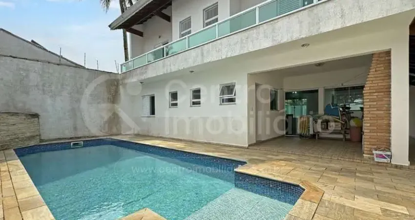 Casa à venda com piscina e 4 quartos em peruíbe, no bairro parque turistico