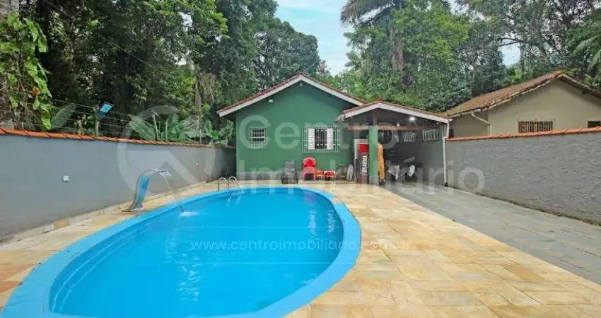 CASA à venda com piscina e 2 quartos em Peruíbe, no bairro Quinta do Guarau