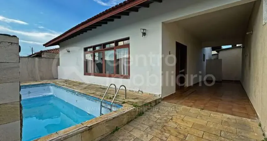 Casa à venda com piscina e 3 quartos em peruíbe, no bairro parque turistico