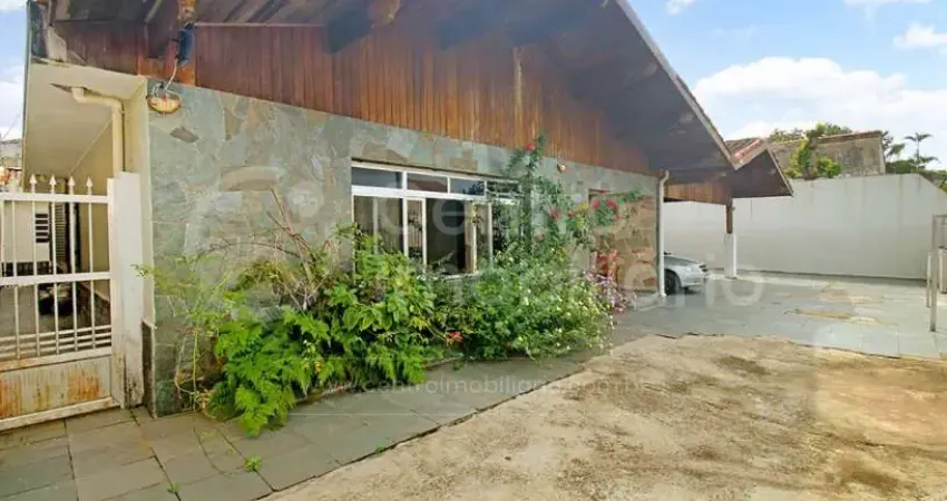 Casa à venda com piscina e 4 quartos em peruíbe, no bairro centro