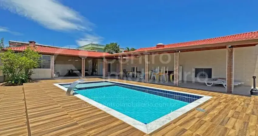 Casa à venda com piscina e 3 quartos em peruíbe, no bairro jardim peruibe