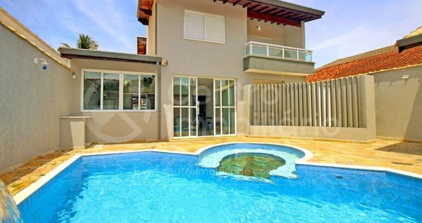 CASA à venda com piscina e 3 quartos em Peruíbe, no bairro Parque Balneario Oasis
