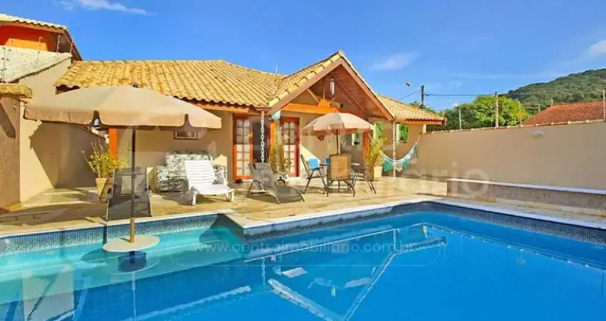 Casa à venda com piscina e 3 quartos em peruíbe, no bairro guarau