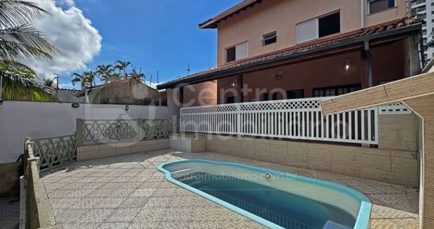 CASA à venda com piscina e 4 quartos em Peruíbe, no bairro Centro