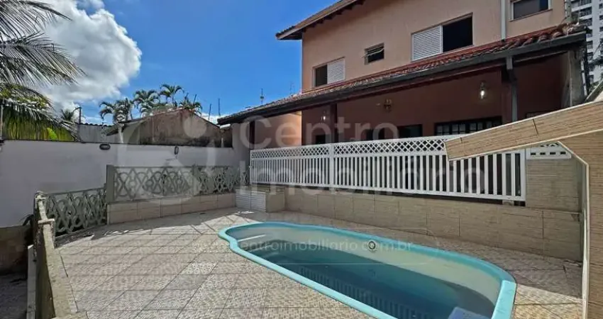Casa à venda com piscina e 4 quartos em peruíbe, no bairro centro