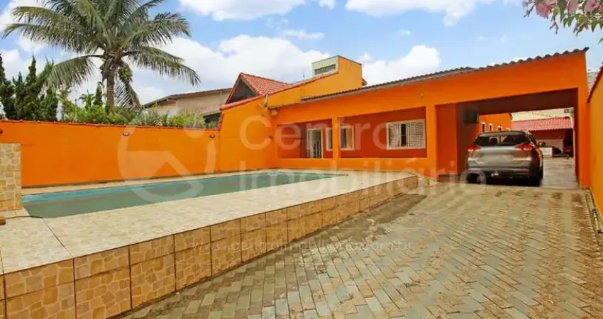 CASA à venda com piscina e 3 quartos em Peruíbe, no bairro Maria H Novaes