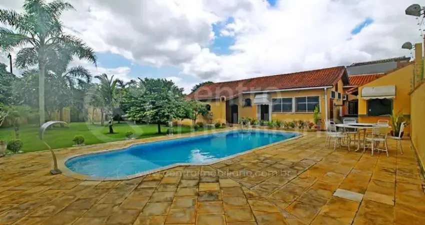 Casa à venda com piscina e 2 quartos em peruíbe, no bairro maria h novaes