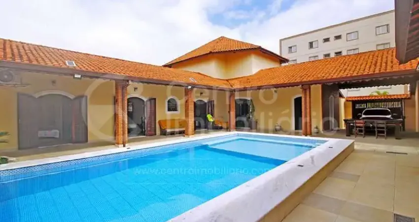 Casa à venda com piscina e 4 quartos em peruíbe, no bairro jardim três marias