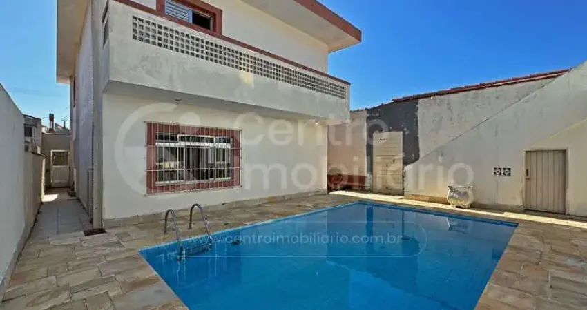 Casa à venda com piscina e 3 quartos em peruíbe, no bairro centro