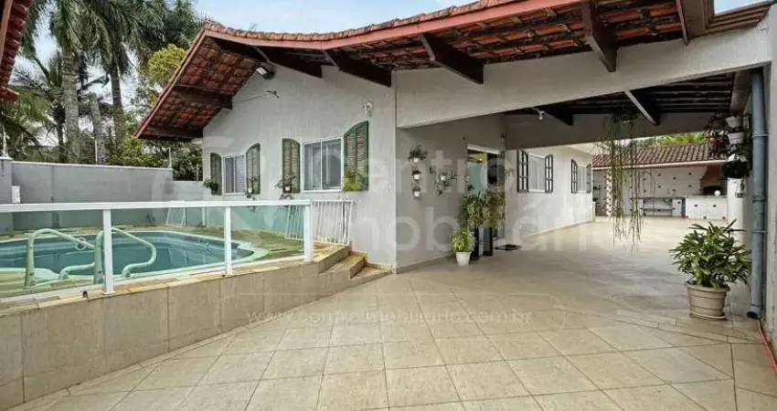 Casa à venda com piscina e 3 quartos em peruíbe, no bairro estancia balnearia convento velho