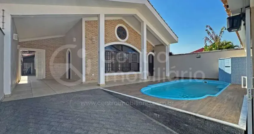 Casa à venda com piscina e 3 quartos em peruíbe, no bairro parque balneario oasis