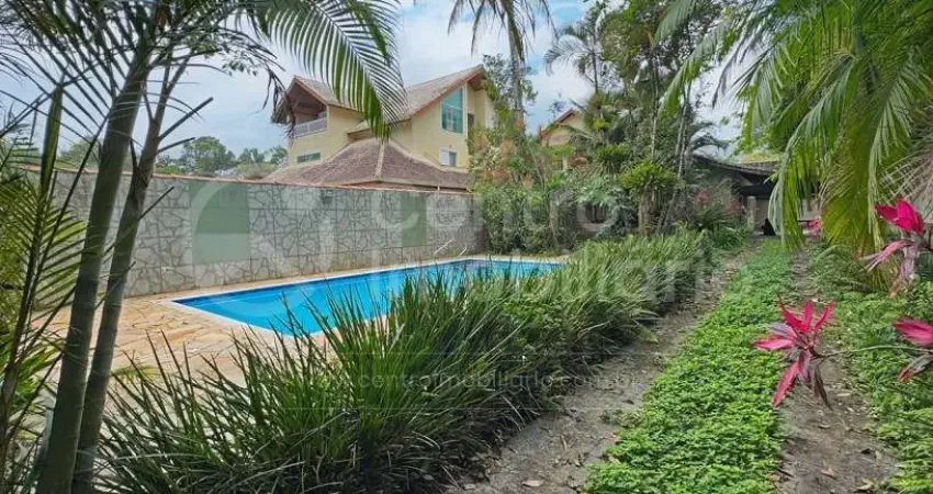 Casa à venda com piscina e 2 quartos em peruíbe, no bairro quinta do guarau
