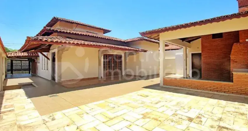 Casa com 5 quartos à venda no Centro, Peruíbe 