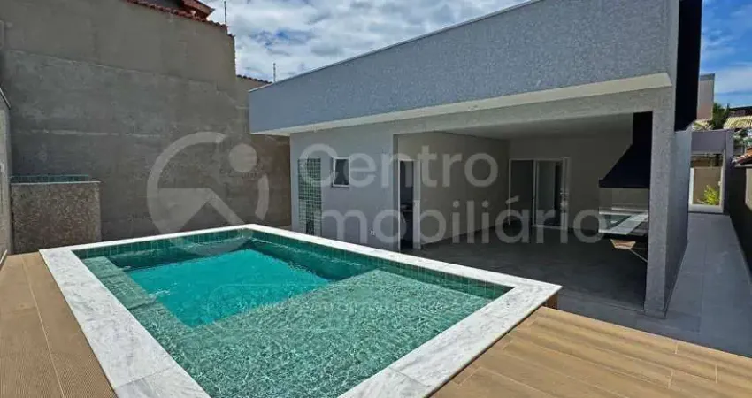 Casa à venda com piscina e 3 quartos em peruíbe, no bairro maria h novaes