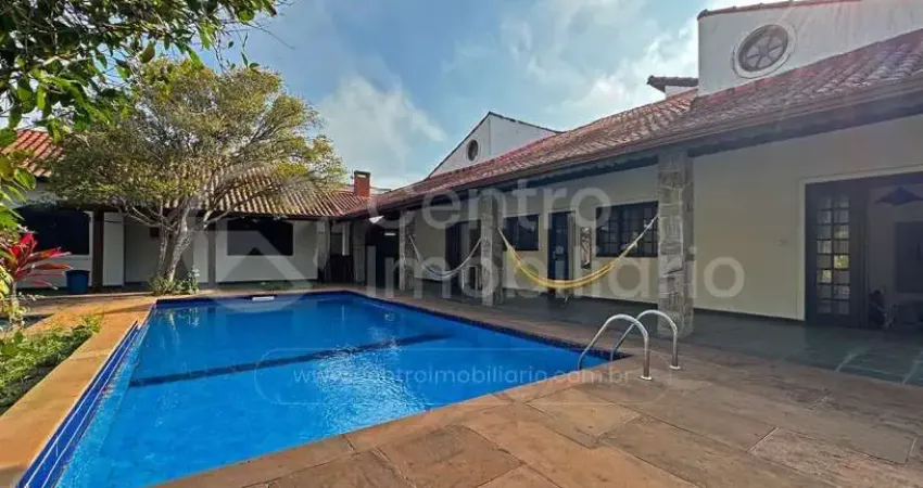 Casa à venda com piscina e 3 quartos em peruíbe, no bairro balneario sao joao batista