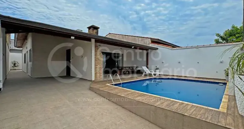 Casa à venda com piscina e 3 quartos em peruíbe, no bairro parque balneario oasis