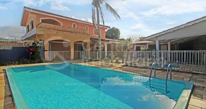 Casa à venda com piscina e 4 quartos em peruíbe, no bairro balneario arpoador