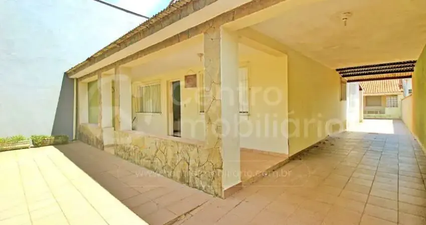CASA à venda com 3 quartos em Peruíbe, no bairro Centro