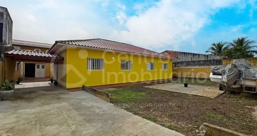 CASA à venda com 3 quartos em Peruíbe, no bairro Centro