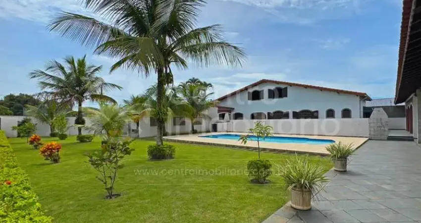 CASA à venda com piscina e 5 quartos em Peruíbe, no bairro Maria H Novaes