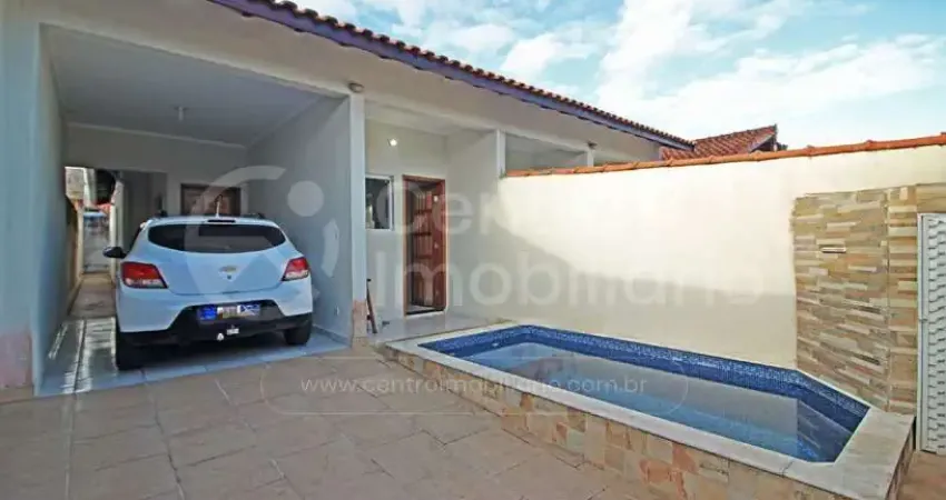 Casa à venda com piscina e 3 quartos em peruíbe, no bairro vila romar