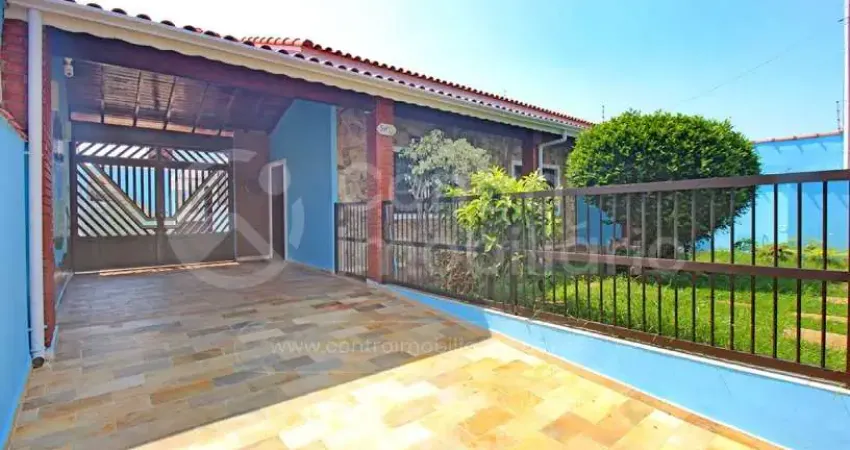 Casa à venda com piscina e 3 quartos em peruíbe, no bairro jardim ribamar