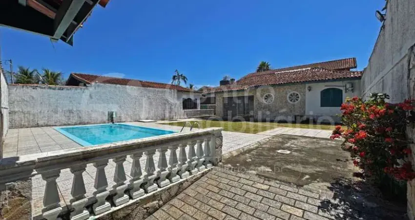 CASA à venda com piscina e 3 quartos em Peruíbe, no bairro Parque Turistico