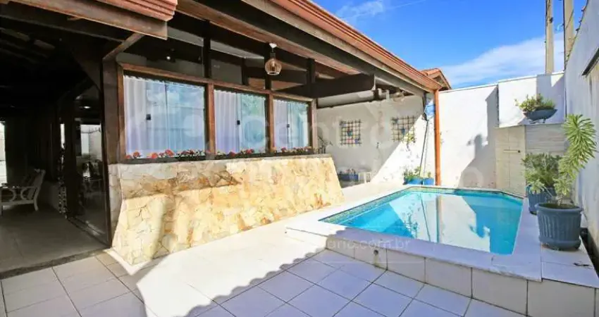 Casa à venda com piscina e 4 quartos em peruíbe, no bairro parque balneario oasis