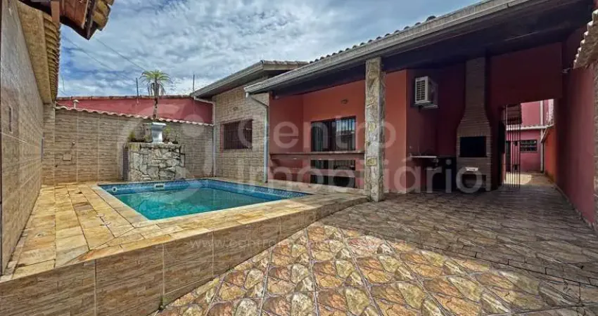 Casa à venda com piscina e 3 quartos em peruíbe, no bairro balneário casa blanca