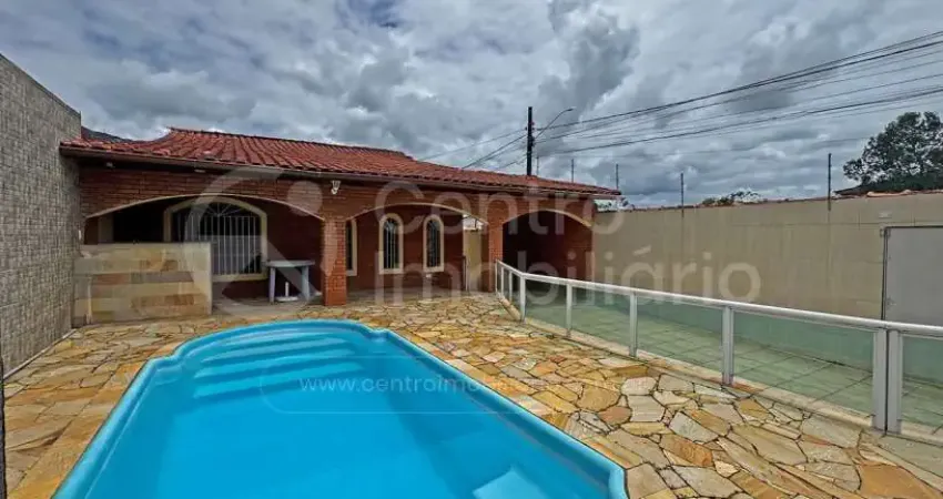 Casa à venda com piscina e 2 quartos em peruíbe, no bairro maria h novaes