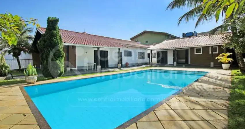 CASA à venda com piscina e 3 quartos em Peruíbe, no bairro Balneario Florida