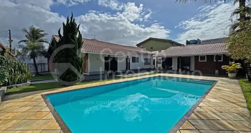 Casa à venda com piscina e 3 quartos em peruíbe, no bairro balneario florida