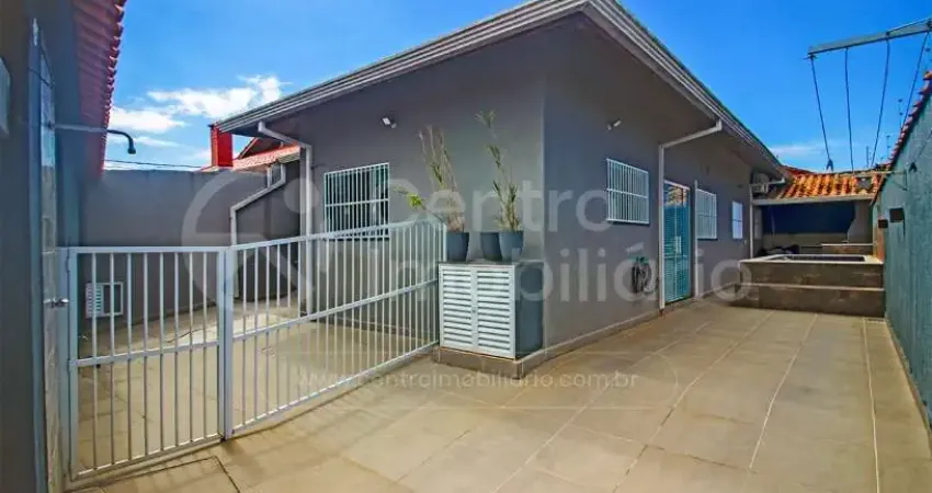 Casa à venda com piscina e 3 quartos em peruíbe, no bairro cidade nova peruíbe