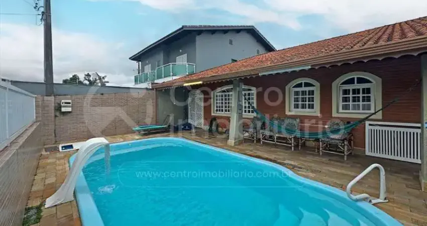 Casa à venda com piscina e 3 quartos em peruíbe, no bairro jardim imperador