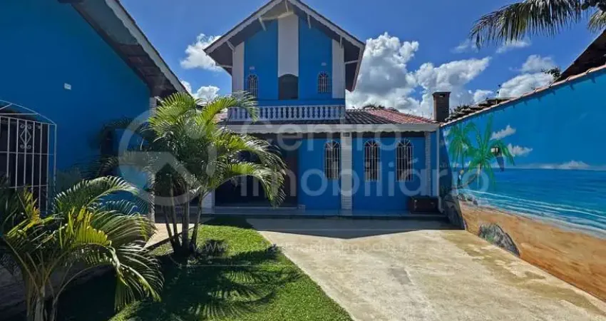 Casa à venda com piscina e 3 quartos em peruíbe, no bairro maria h novaes