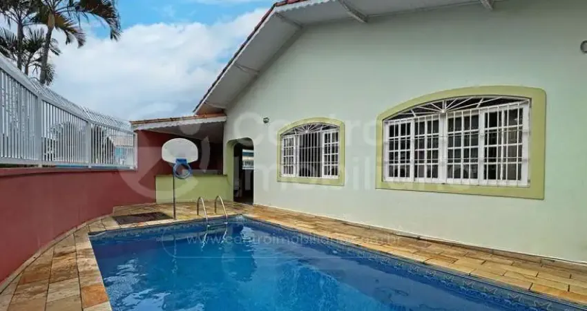 Casa à venda com piscina e 3 quartos em peruíbe, no bairro balneario arpoador