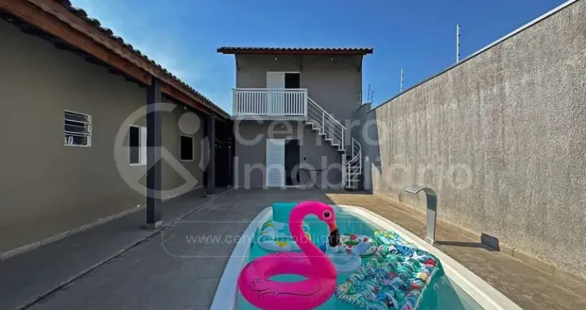 Casa à venda com piscina e 3 quartos em peruíbe, no bairro flora rica