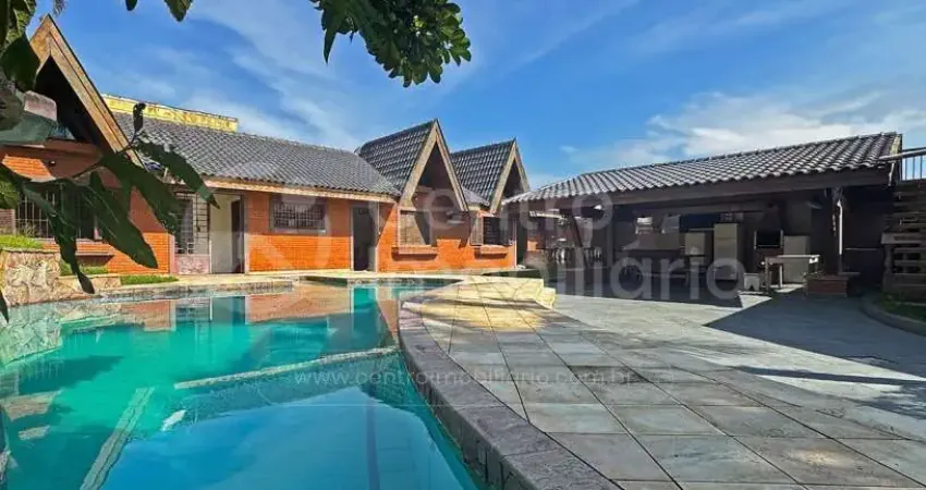 Casa à venda com piscina e 2 quartos em peruíbe, no bairro jardim três marias