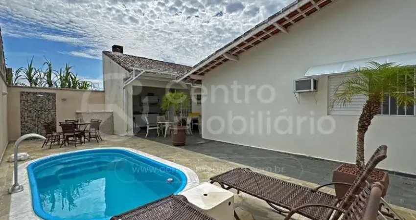 Casa à venda com piscina e 3 quartos em peruíbe, no bairro jardim peruibe