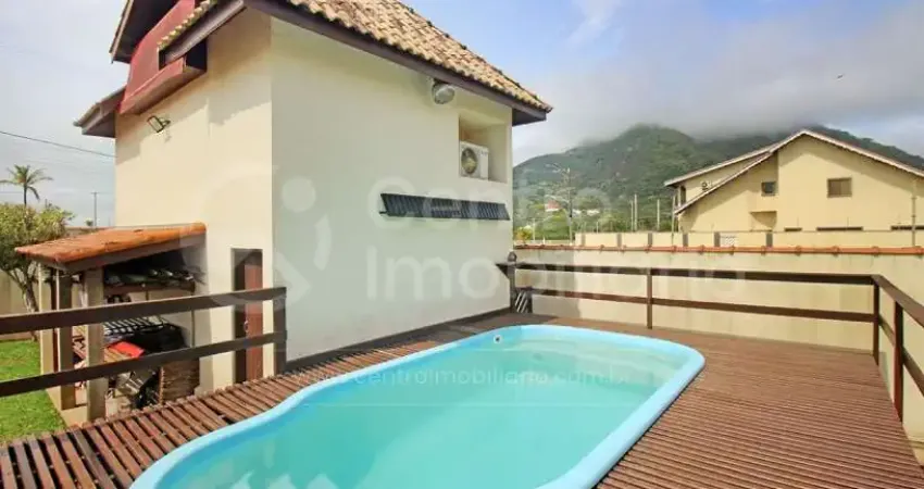 Casa à venda com piscina e 3 quartos em peruíbe, no bairro centro