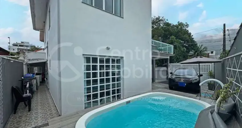 Casa à venda com piscina e 3 quartos em peruíbe, no bairro centro
