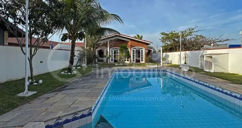 Casa à venda com piscina e 3 quartos em peruíbe, no bairro parque balneario oasis