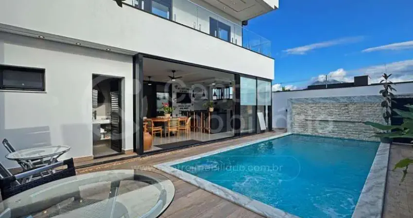 CASA à venda com piscina e 4 quartos em Peruíbe, no bairro Residencial Flora Rica